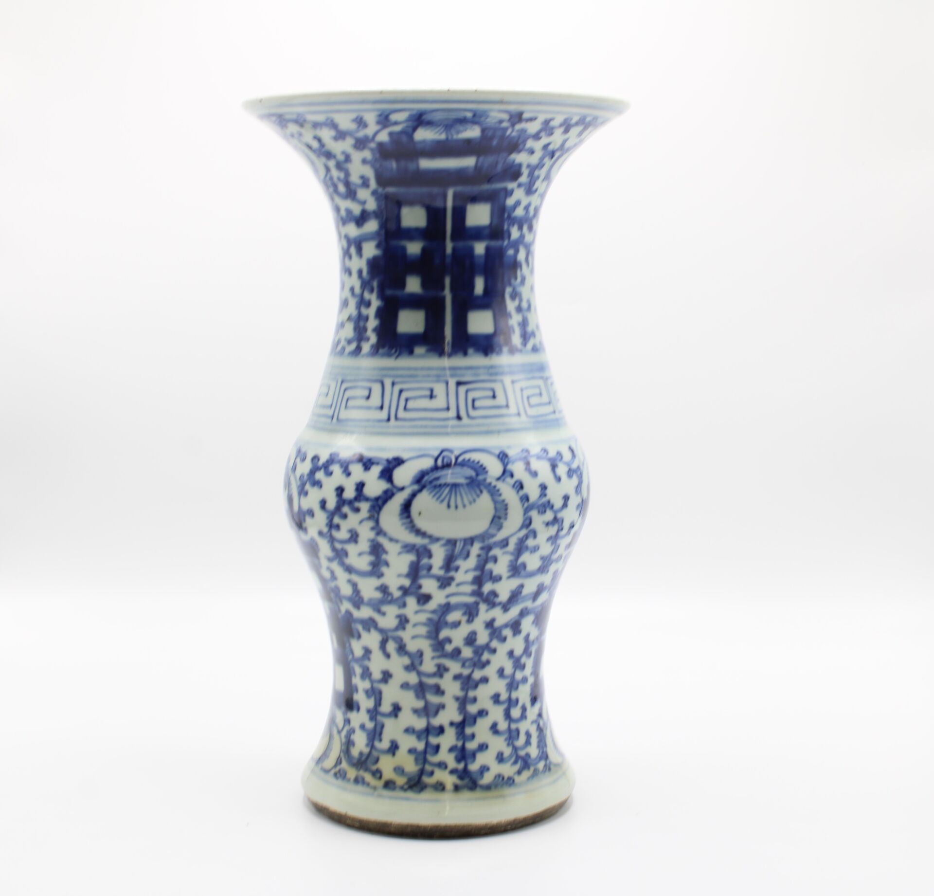 Null ASIEN.
Yenyen-Vase aus weiß/blauem Porzellan mit ausladendem Hals. Anfang d&hellip;