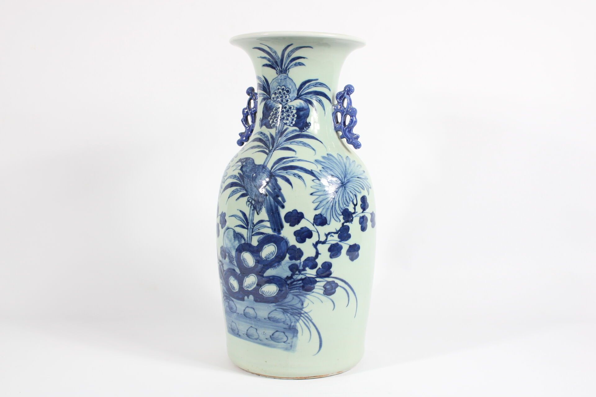 Null CHINA.
Vase aus blau/weißem Porzellan mit Vogeldekor.
Höhe: 42cm