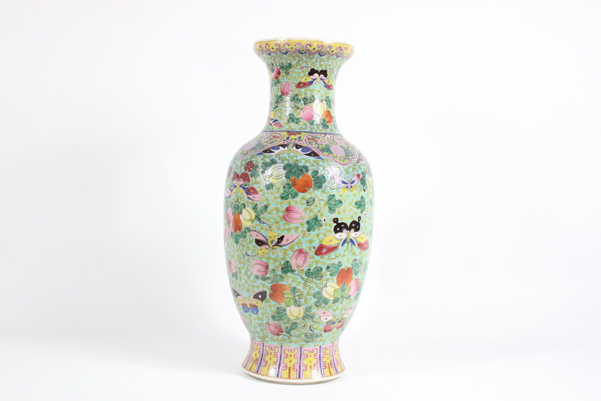 Null CHINA.
Vase aus glasierter Keramik mit Schmetterlings- und Blumendekor.
Höh&hellip;
