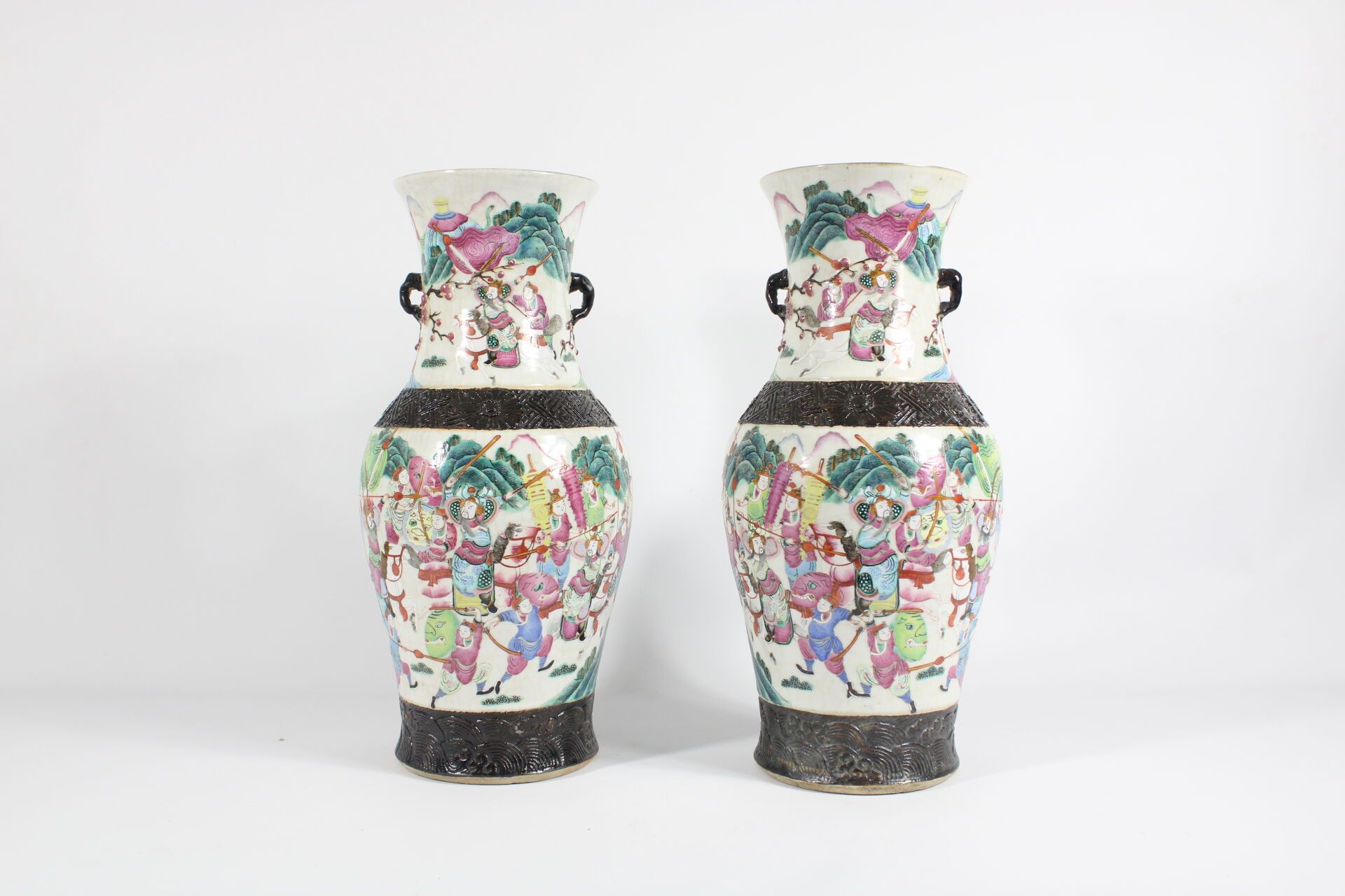Null CHINA.
Ein Paar Vasen aus Nanking-Porzellan mit polychromem Dekor von Krieg&hellip;