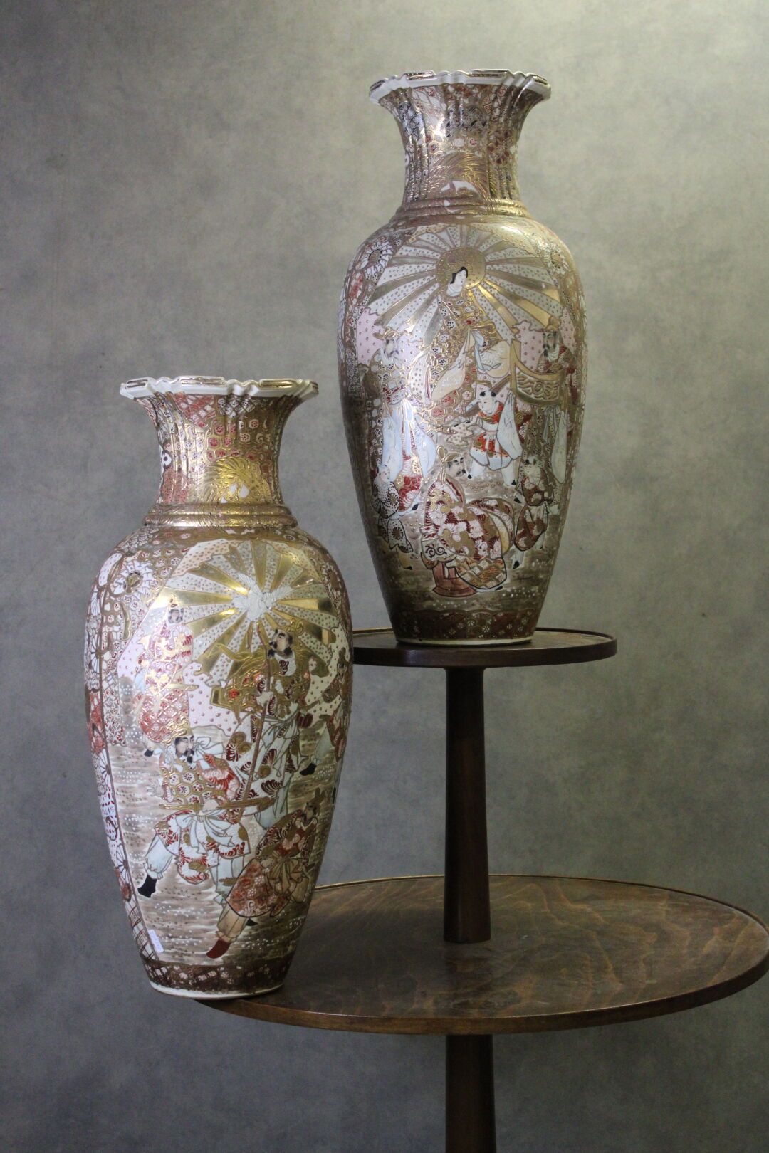 Null JAPAN. 
Ein Paar Balustervasen aus polychromer Keramik mit Satsuma-Dekor. 
&hellip;