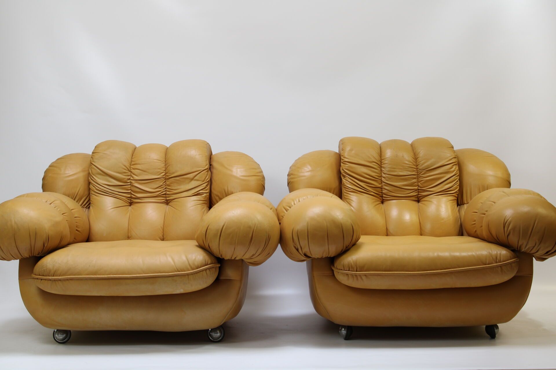 Null Paire de fauteuils en cuir beige, pieds avant sur roulettes. Circa 1970.
Di&hellip;