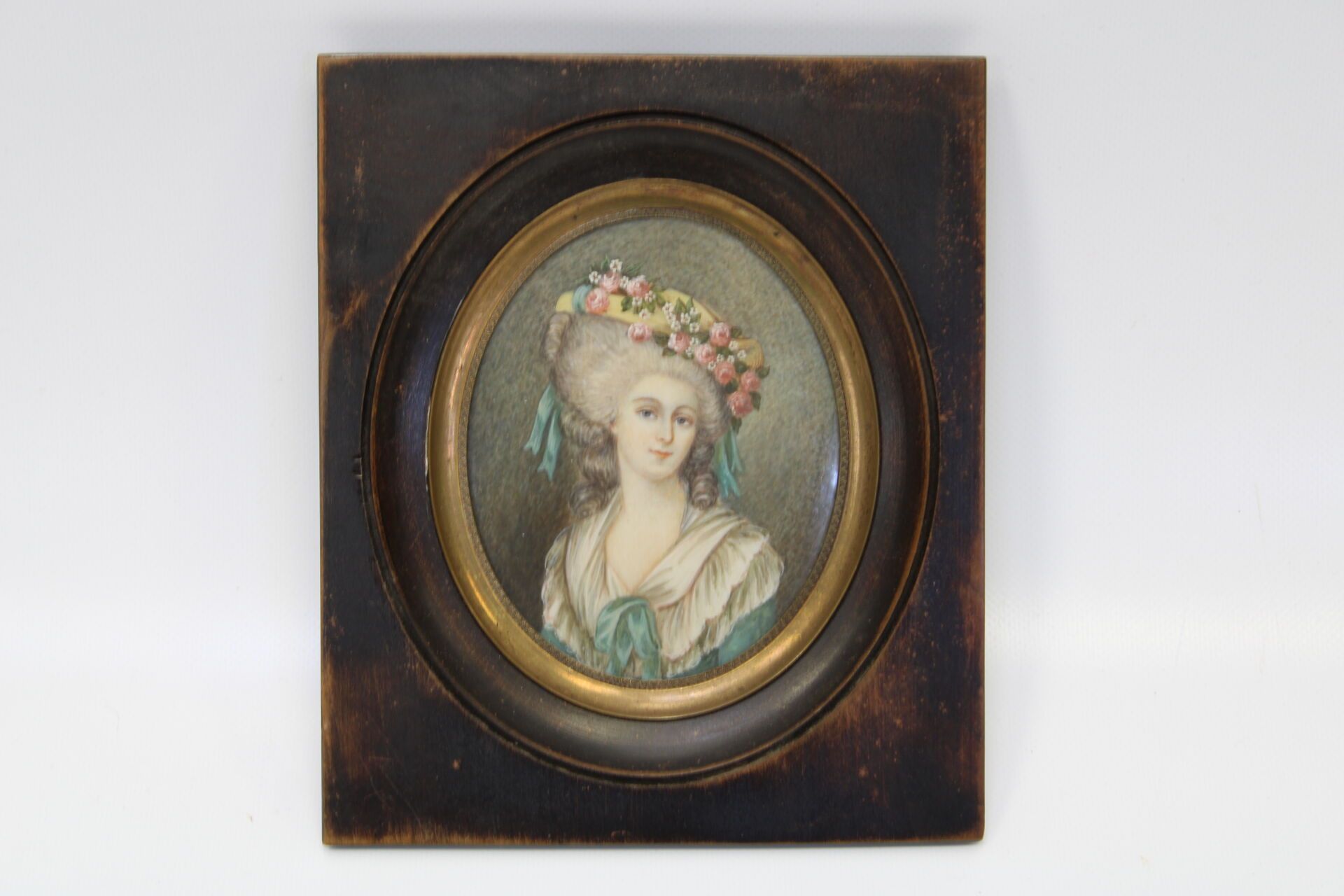 Null École du XIXème siècle.
Miniature représentant un portrait de femme au chap&hellip;