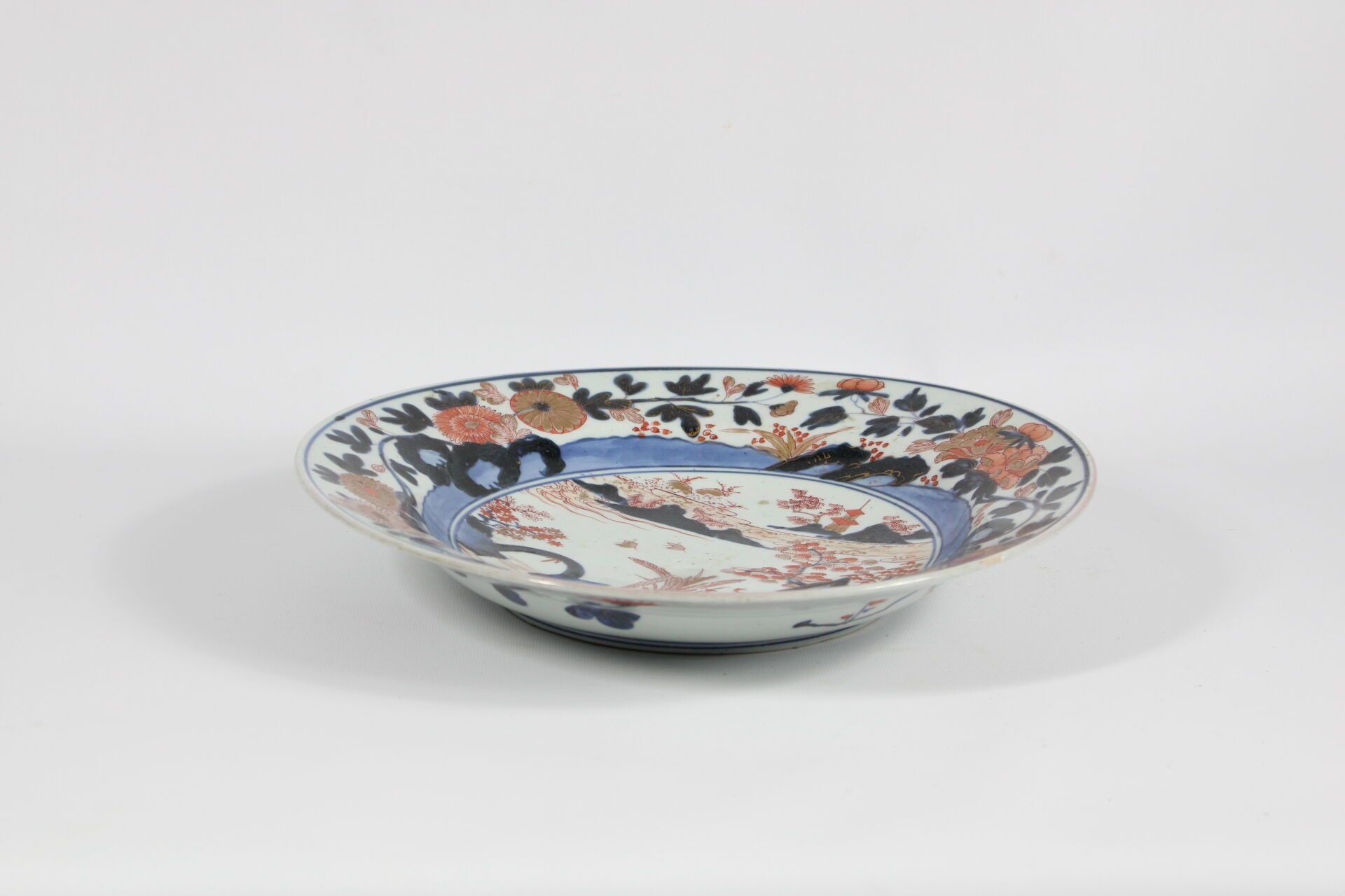 Null JAPAN. 
Platte aus Imari-Porzellan mit Landschaftsdekor.
Durchmesser: 40 cm&hellip;