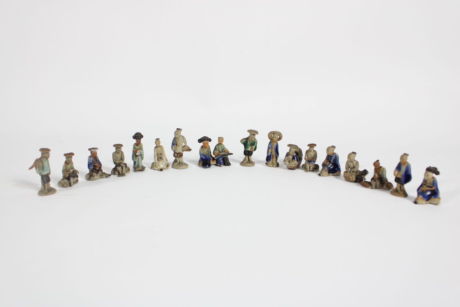 Null CHINA.
Eine Gruppe von siebzehn Figuren aus glasiertem Steinzeug.
Höhe: ca.&hellip;