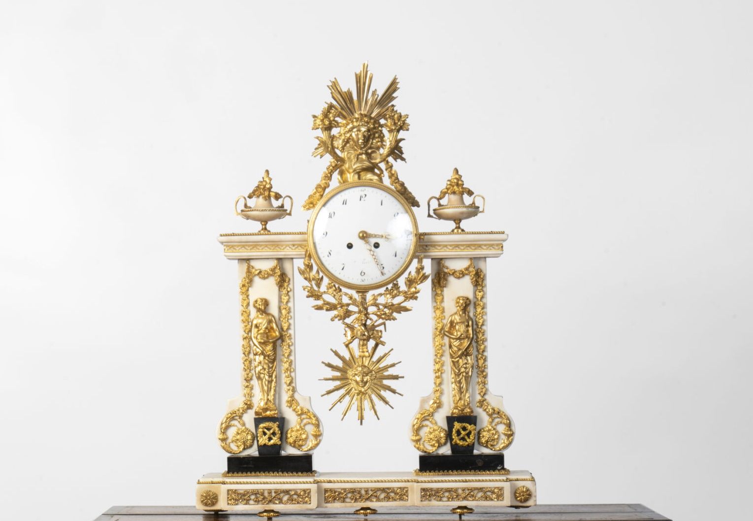 Null PORTICAL CLOCK in white and black marble, chased and gilded bronze. The dia&hellip;
