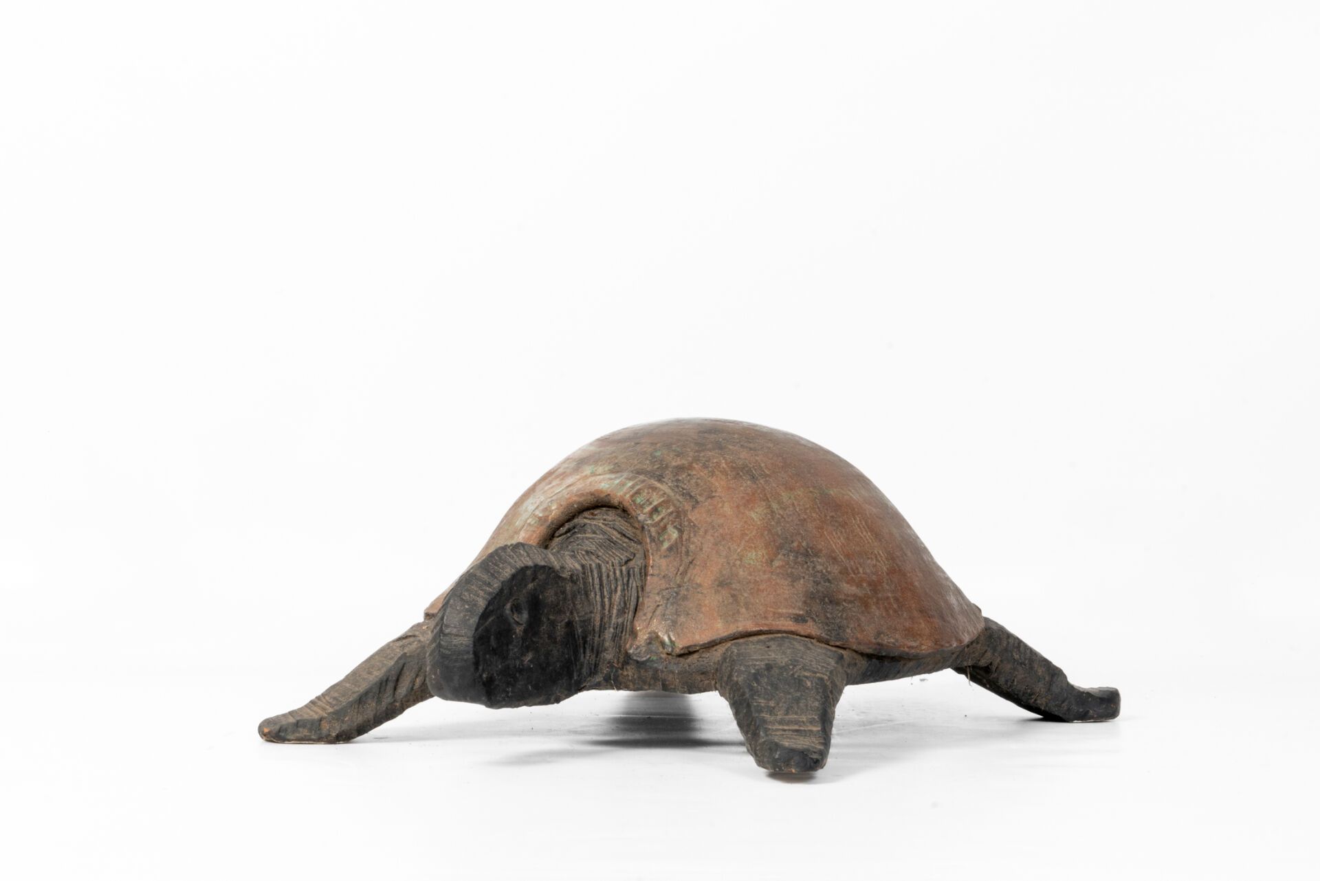 Null Dominique POUCHAIN（1956 年）。
大型多色陶瓷龟。已签名。
尺寸：27 x 75 x 42 厘米。
一条腿上有两个小缺口。