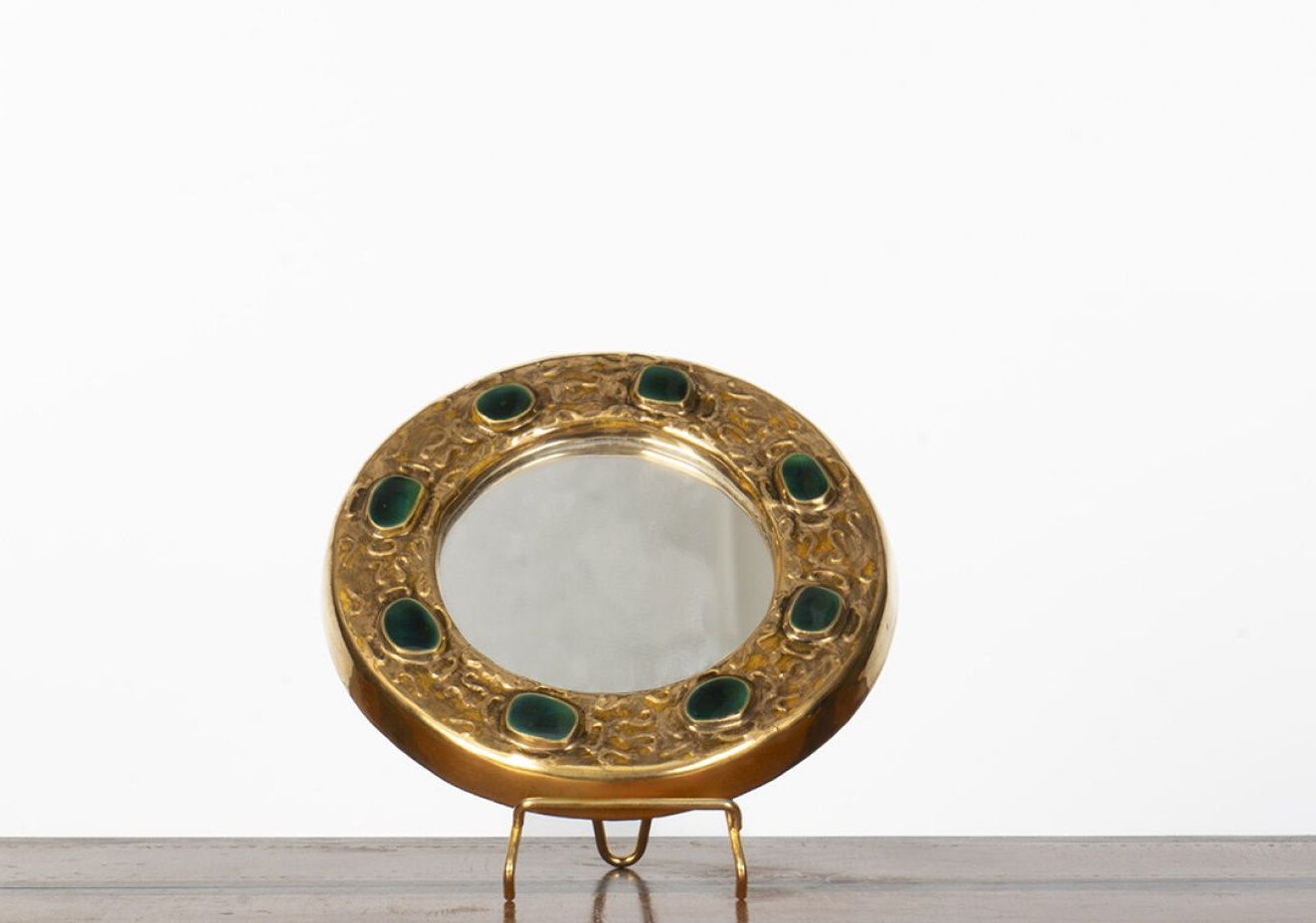 Null 弗朗索瓦-伦博（François LEMBO，1930-2013 年）。
圆形金色和绿色珐琅陶瓷镜。背面有签名。
直径：20 厘米