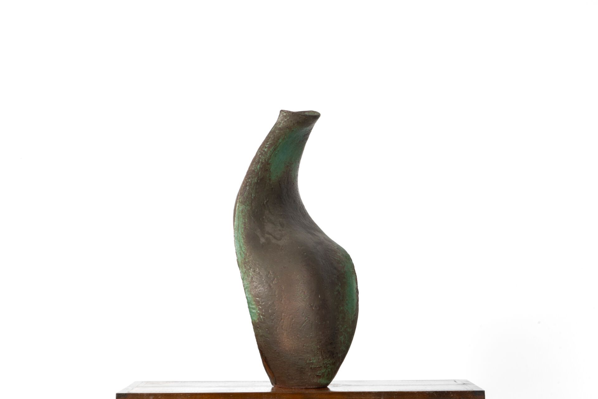 Null MADOURA. 
Große gewölbte Vase aus schattiertem grünem Terrakotta. Unter der&hellip;