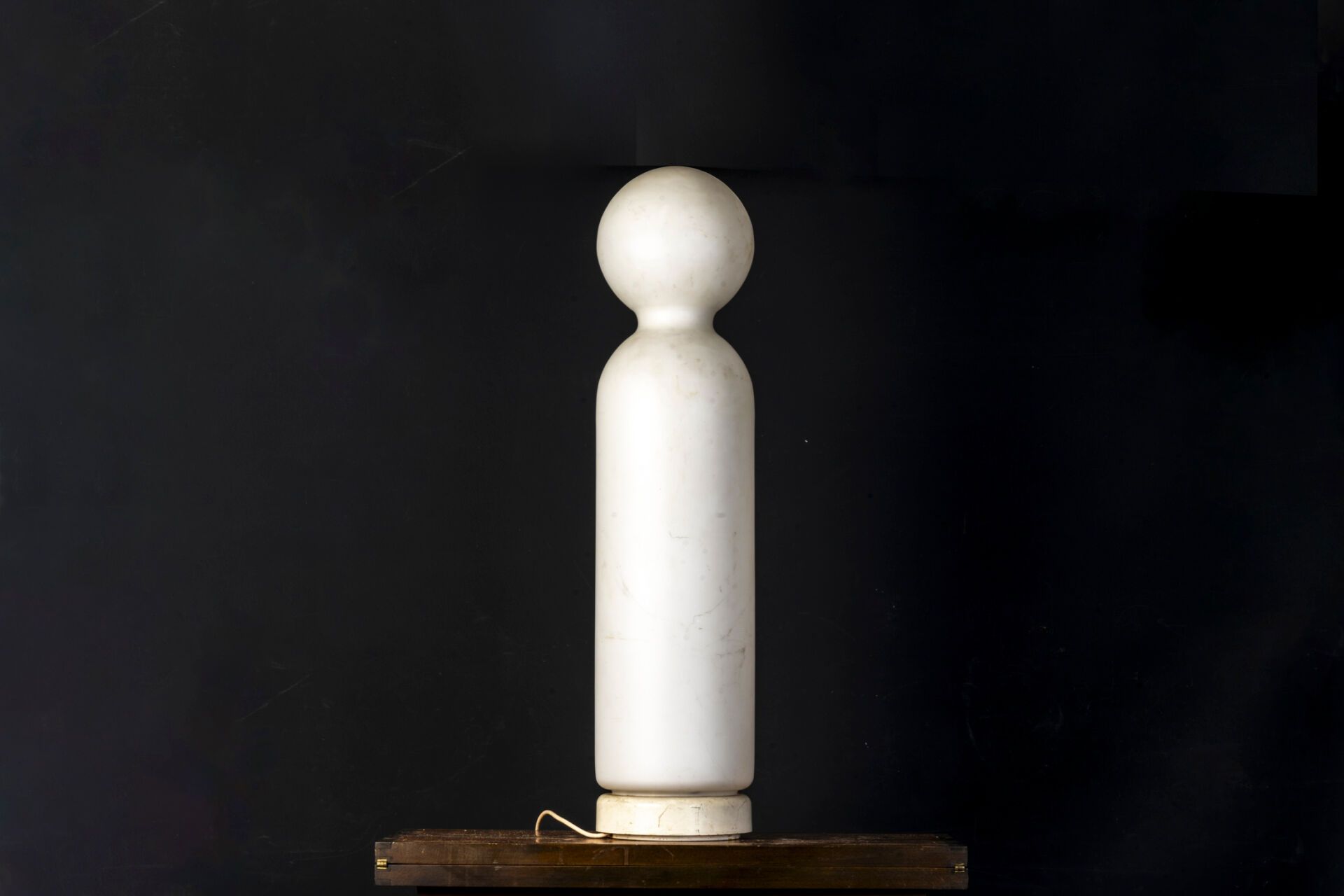 Null Michel MORTIER (1925-2015) 
Lampe quille en opaline, verre lumière édition &hellip;