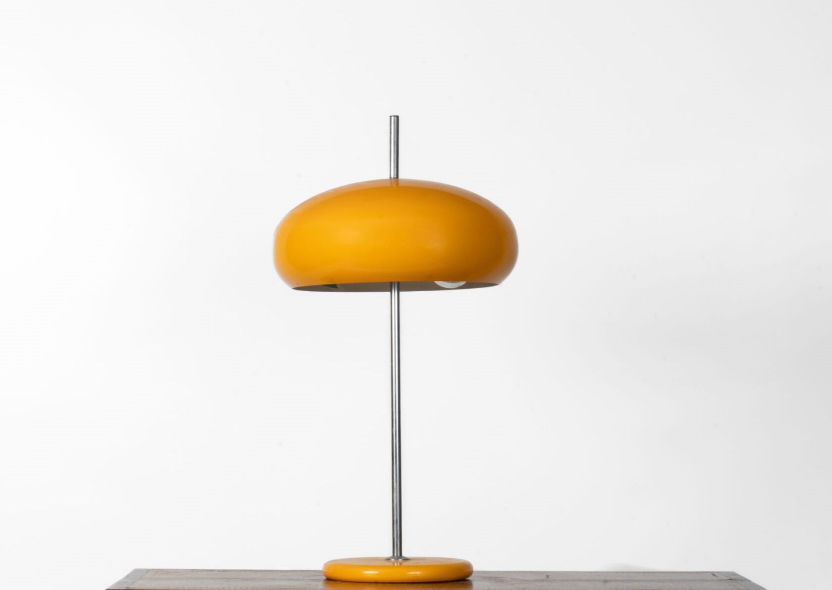 Null 黄色镀铬金属蘑菇灯。约 1970 年。
尺寸：60 厘米