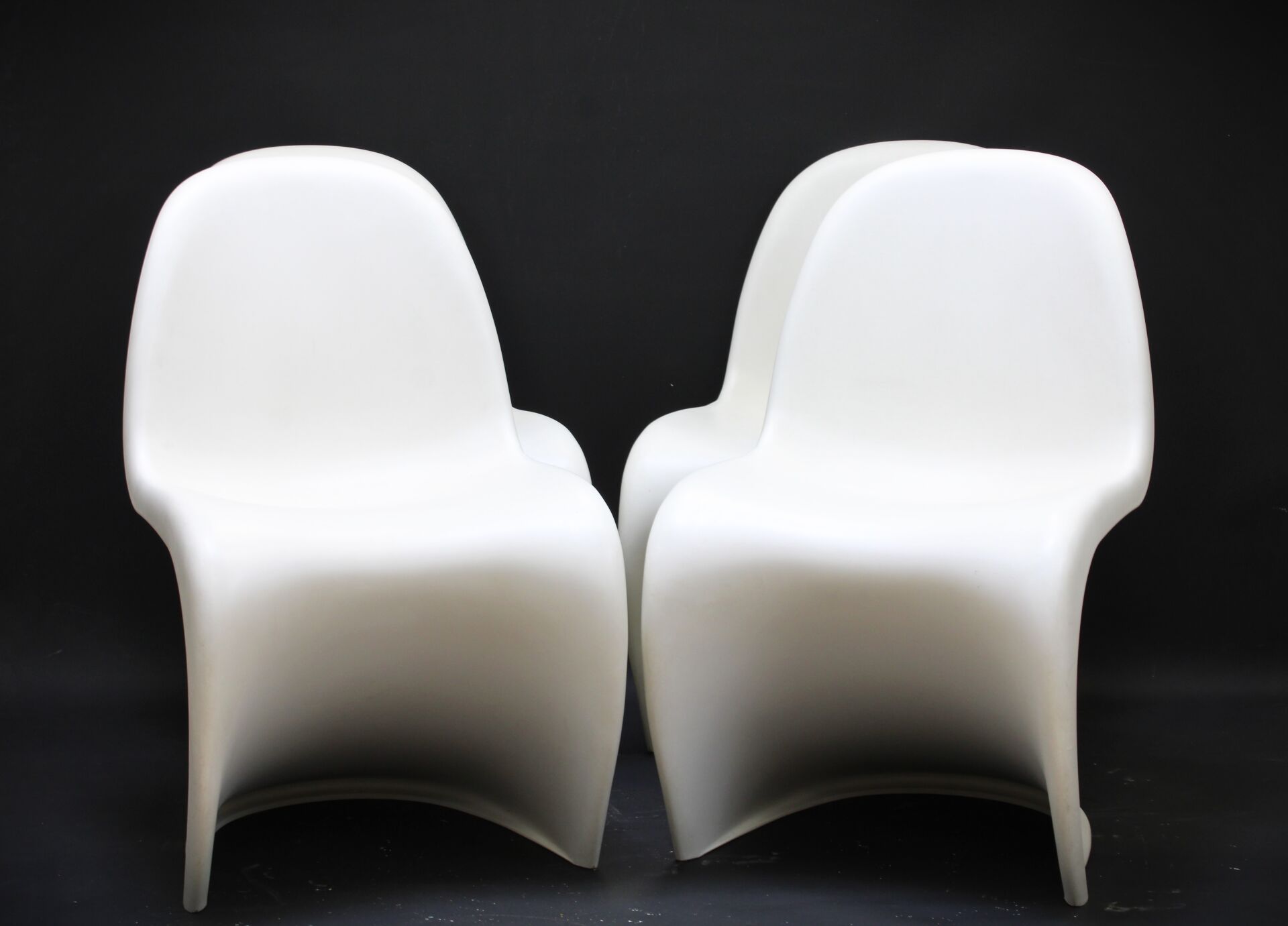 Null 维纳-潘通（Verner PANTON，1926 - 1998）/ VITRA 版
四把白色 ABS 材质的 "S 椅 "套椅。
高度：82 厘米。