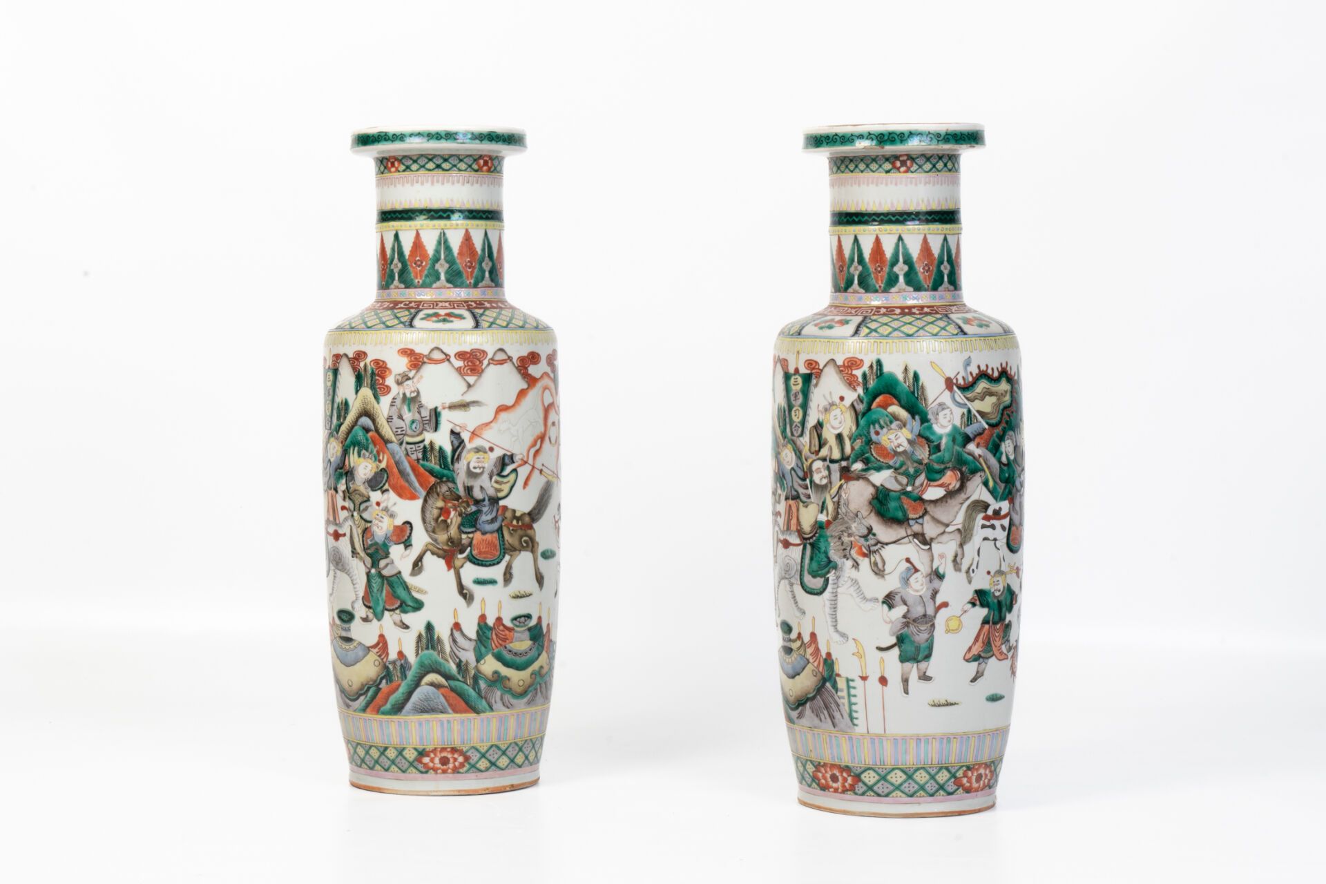 Null CHINE.
Paire de vases en porcelaine à décor polychrome de guerriers. XIXème&hellip;