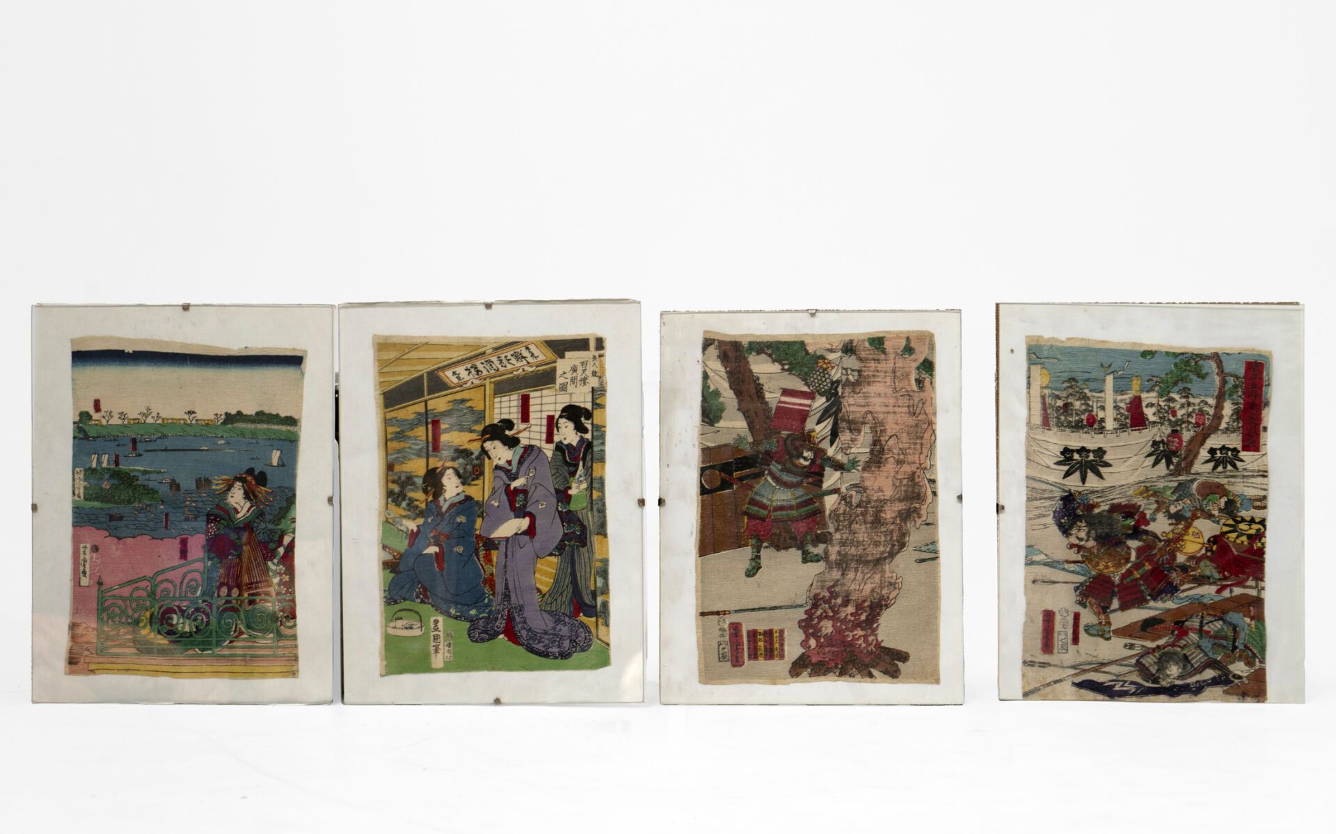 Null JAPON. 
Réunion de quatre estampes japonaises, fixées sous verre. Ère Meiji&hellip;