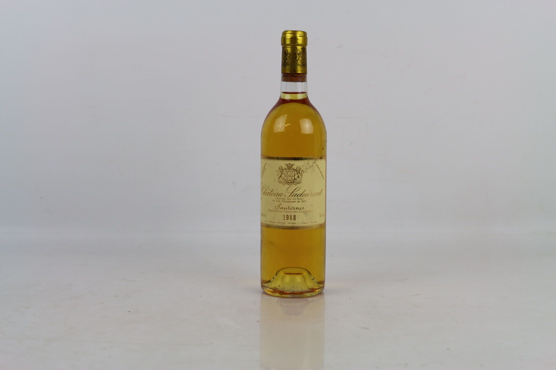 Null 1瓶1988年SAUTERNES，来自SUDUIRAUT酒庄。高度：软木塞下 1.3 厘米。状况良好，略有痕迹。