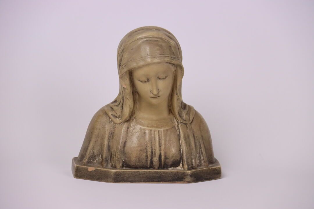 Null 圣母玛利亚的釉面陶器半身像，20世纪。尺寸：26 x 24.5 x 13厘米。