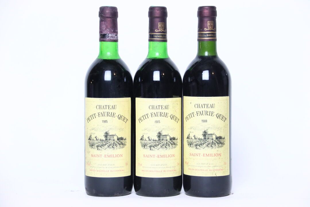 Null 2 bottiglie di SAINT-ÉMILION rosso 1985, CHÂTEAU PETIT-FAURIE-QUET.
1 botti&hellip;