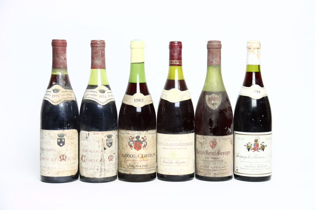 Null 2 bouteilles de BOURGOGNE rouge 1974, POULET PÈRE & FILS. Étiquettes fanées&hellip;