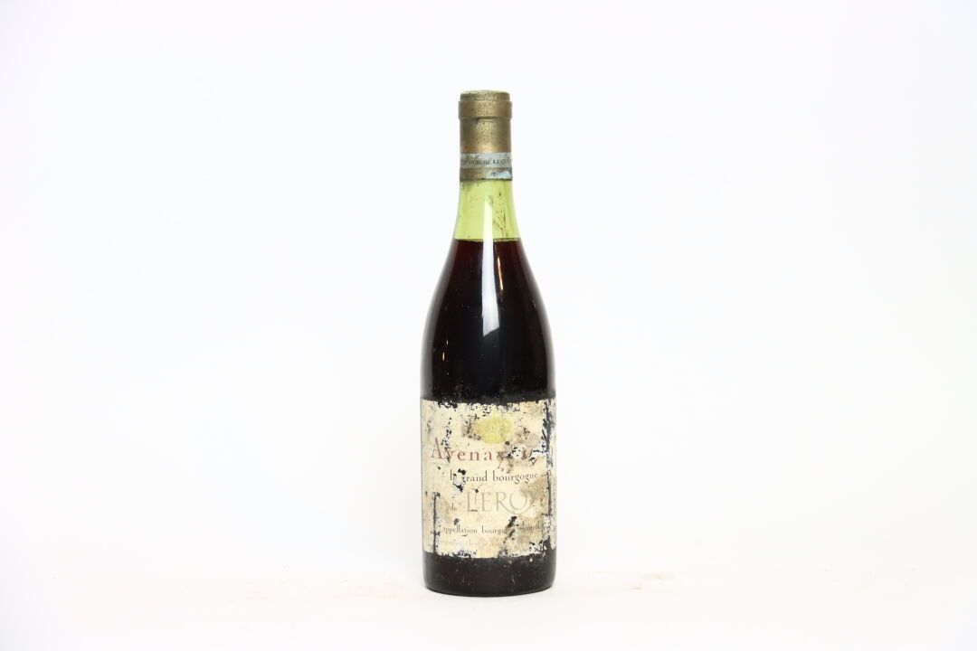 Null 1瓶BOURGOGNE红葡萄酒，年份不详，LEROY。标签损坏严重。水平：胶囊下3.5厘米。