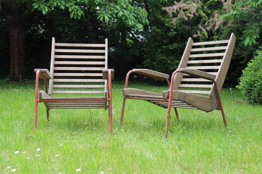 Null 一对木质和金属的板条扶手椅，20世纪。尺寸：90 x 67 x 69厘米。