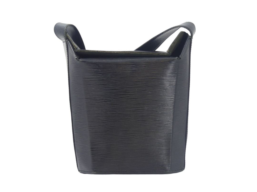 Null LOUIS VUITTON. Box-type handbag in black epi leather, adjustable handle, gr&hellip;