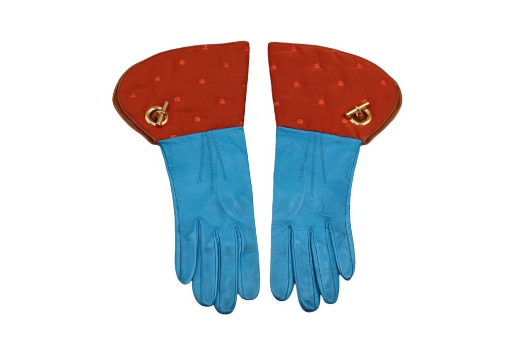 Null HERMES. Paire de gants en cuir turquoise avec manchettes brodées en tissu o&hellip;