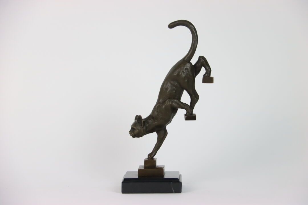 Null 米歇尔-德古克斯（1837-1924）。(后)。黑色大理石底座上的动物青铜器，描绘了一只正在下台阶的猫。在青铜器上有签名。高度：32厘米。