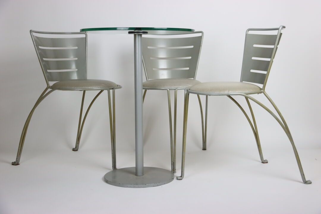 Null Jean-Michel WILMOTTE（生于1948年）。"芳草地" 1988年。三把金属椅子，银色环氧树脂漆和银色坐垫。特邦版。包括一个圆形的钢和&hellip;