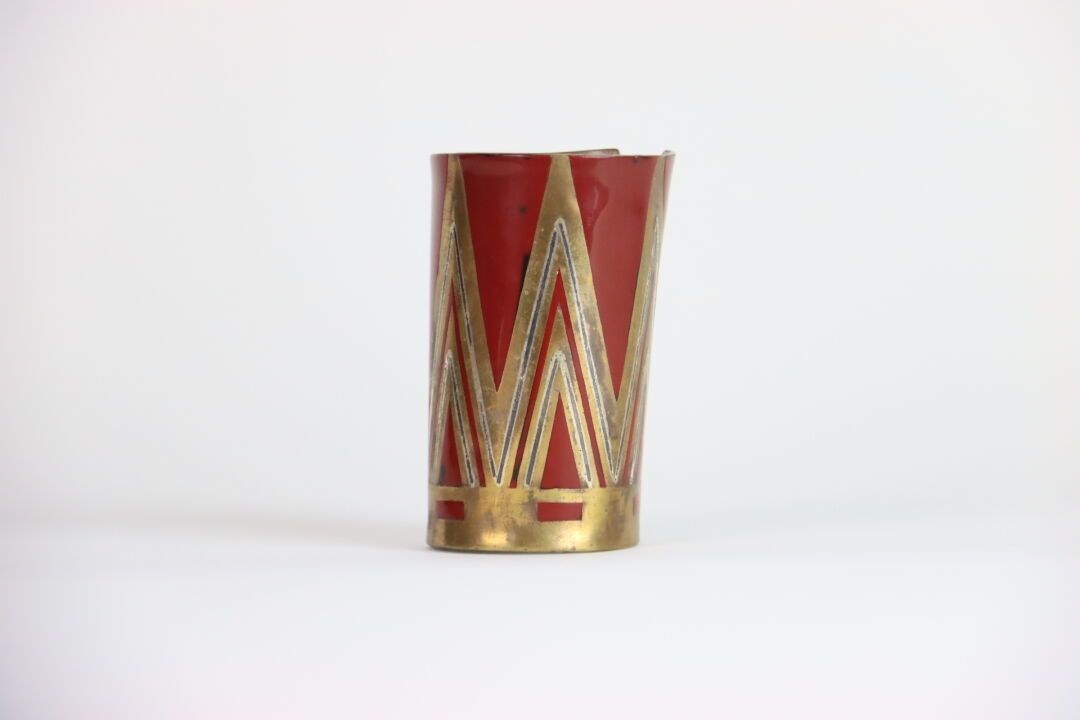 Null 让-杜南（1877-1942）。单层黄铜环形手镯。三角形的几何装饰，镶嵌着铸银，并以黑色珐琅和红色漆面来加强。已签名。高9.5厘米-直径6厘米。 

&hellip;