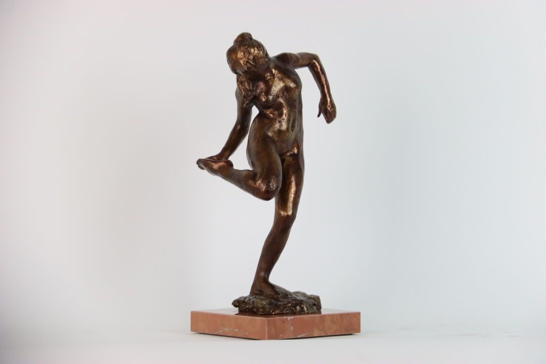 Null 埃德加-迪加斯（1834-1917），（后）。舞蹈家在看她的脚底"。棕色铜质雕塑，粉色大理石底座。限量版，在底座上签名，编号为4/48。铸造厂EBAN&hellip;