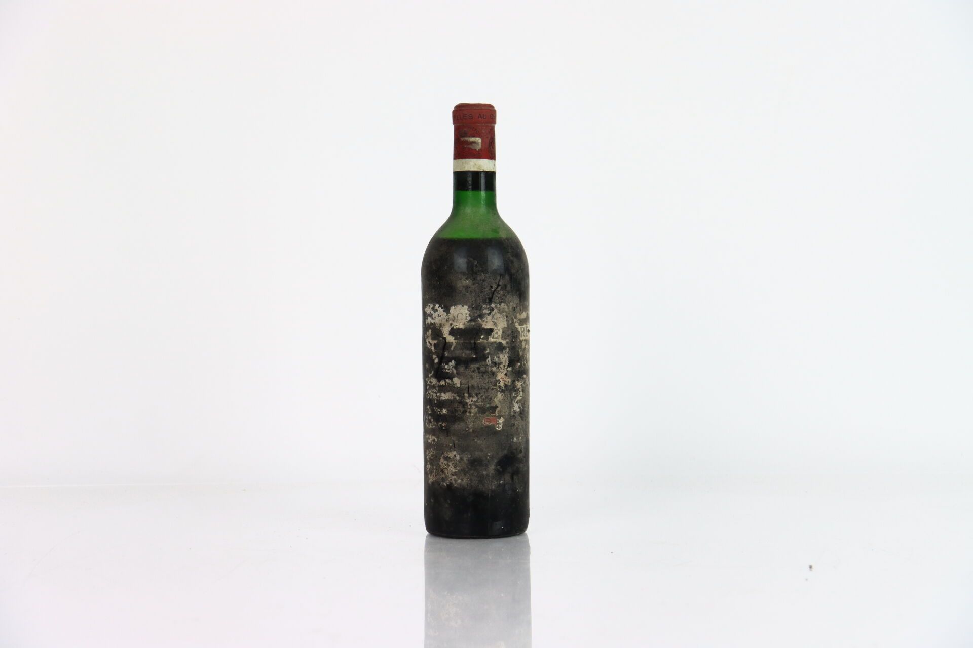 Null 1 瓶 1961 SAINT-ÉMILION（软木塞上的年份），CHÂTEAU LA GAFFELIÈRE。标签破损严重，难以辨认。高度：中肩。