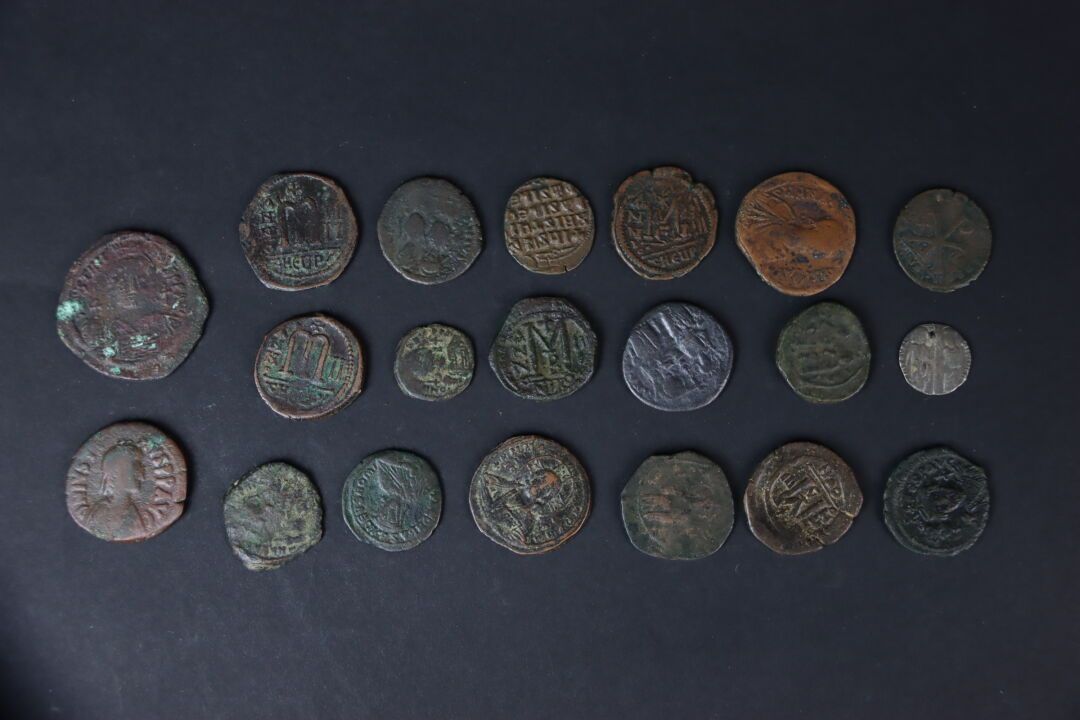 Null 拜占庭。一批20个不同的青铜币。总体而言，铜币

顾问: Pierre-Luc SWIRSKY先生