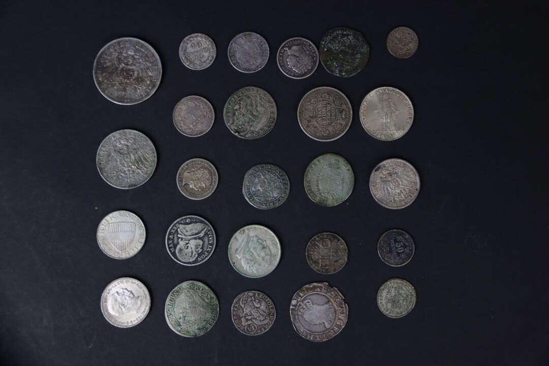 Null Ausländisch. Lot Von 25 Verschiedenen Silbermünzen. Verschiedene Staaten.

&hellip;