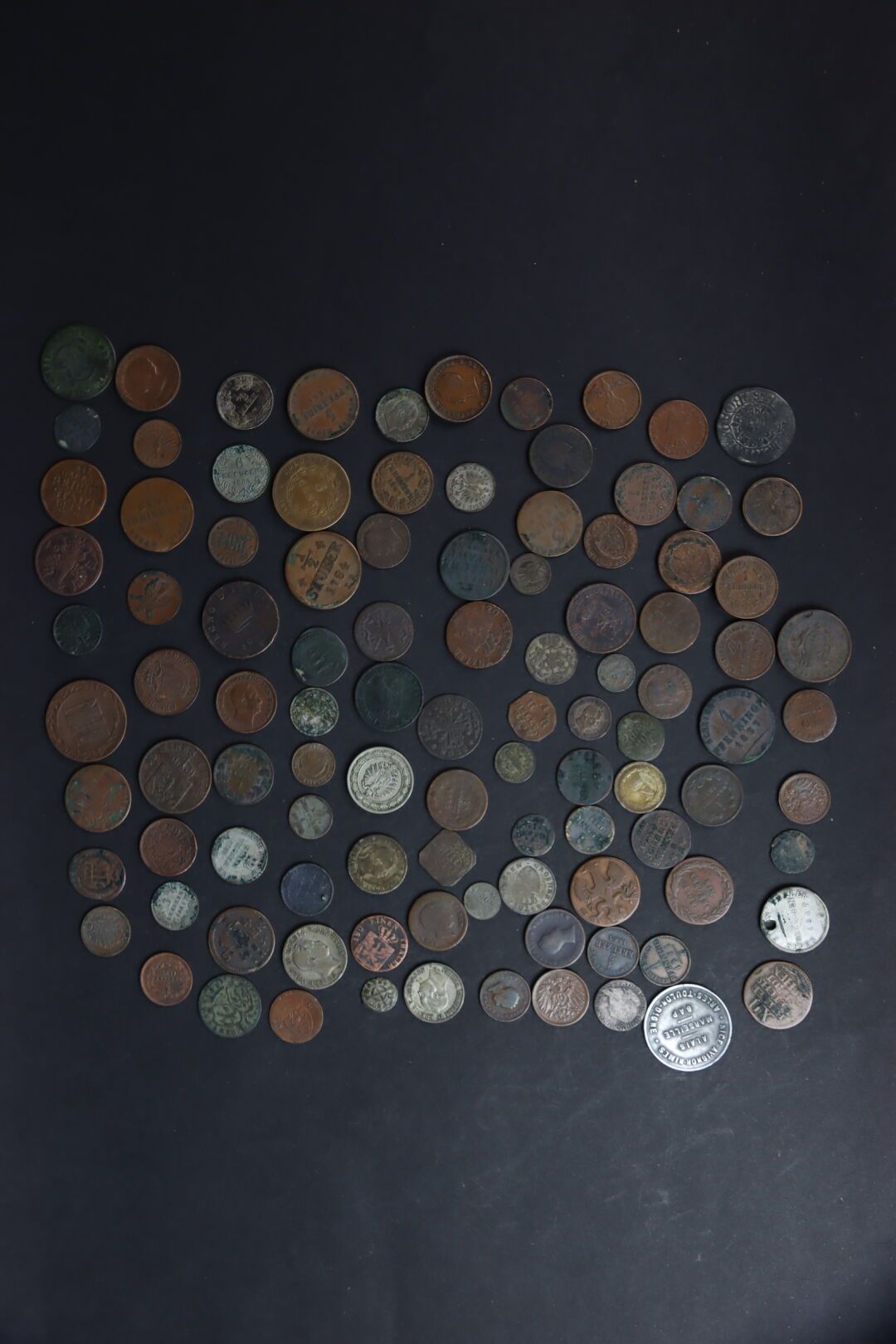 Null 杂项。一批超过100枚硬币，主要是外国的各种硬币。

顾问: Pierre-Luc SWIRSKY先生