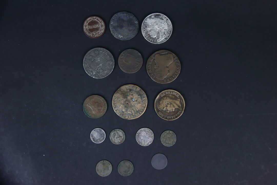 Null Varie. Lotto di 16 monete varie tra cui 4 falsi per servire vari Stati.

CO&hellip;