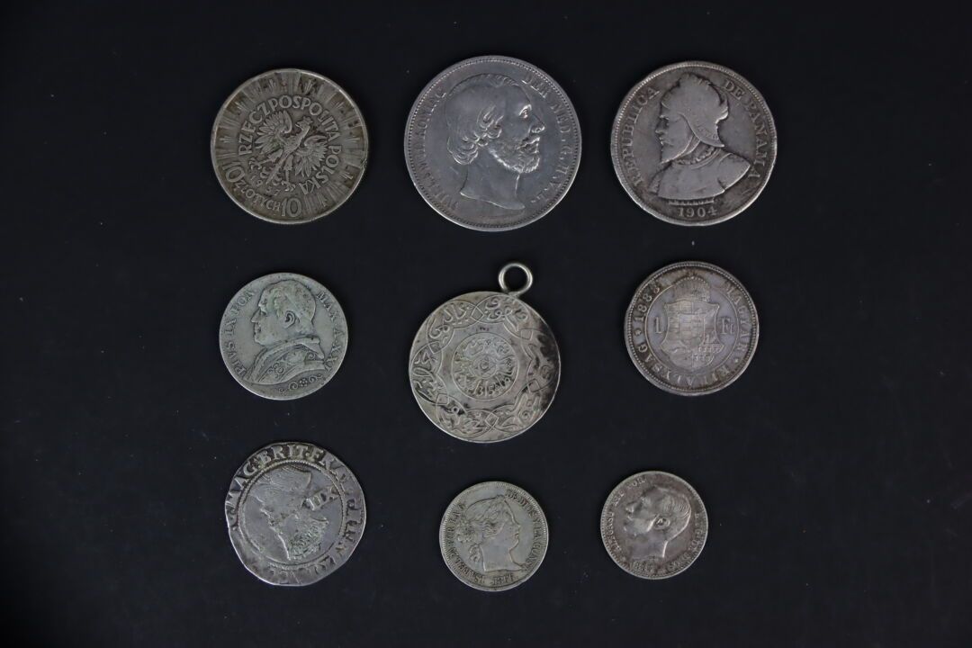 Null Ausland. Lot Von 9 Silbermünzen Verschiedene Staaten Verschiedene.

BERATER&hellip;