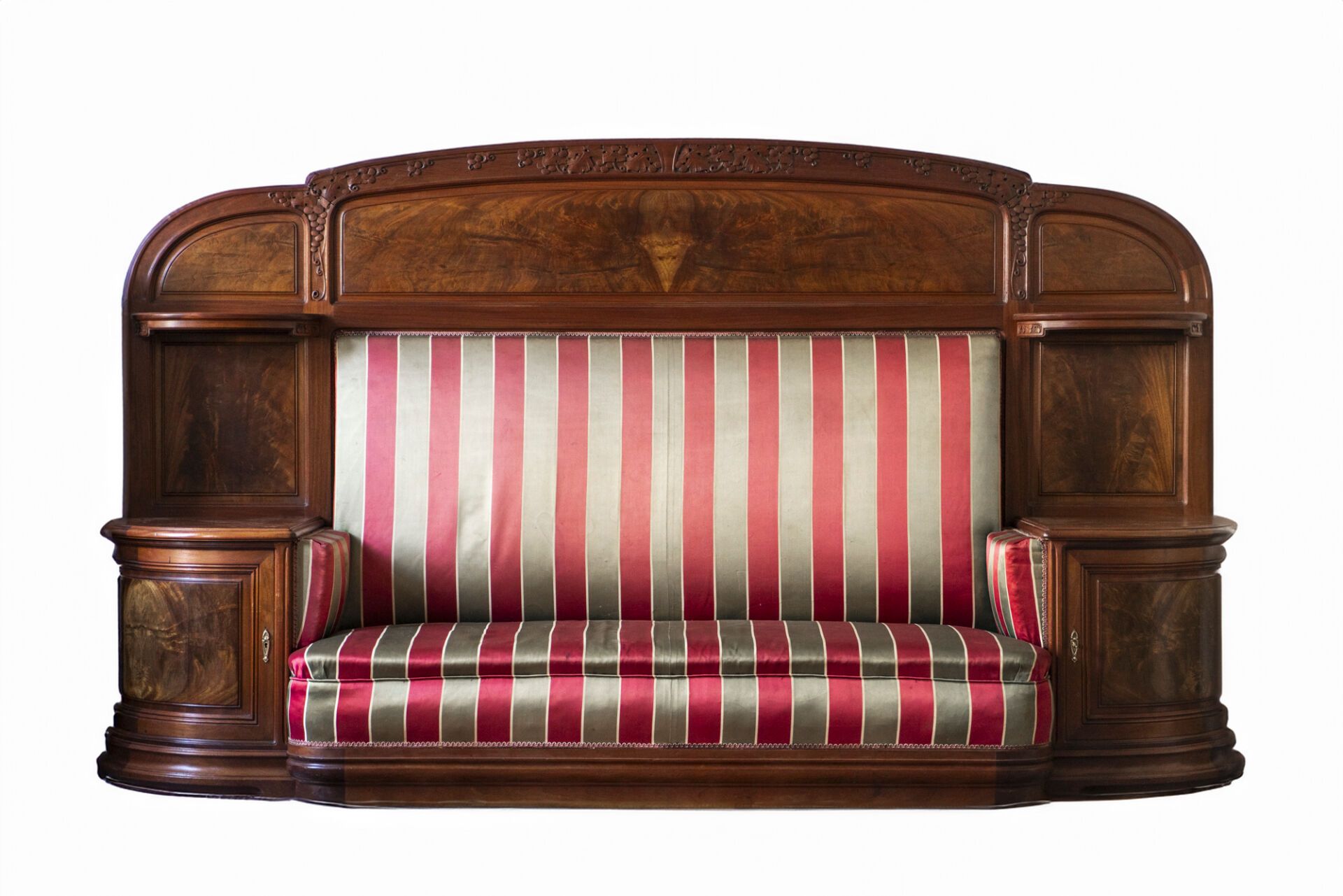 Null 路易-马约拉尔（1859-1926 年）用毛胡桃木饰面制作的舒适角落，包括一个三人座沙发和两个侧面底座，正面有一个全开的门，门上有一个带两个圆形架子的&hellip;
