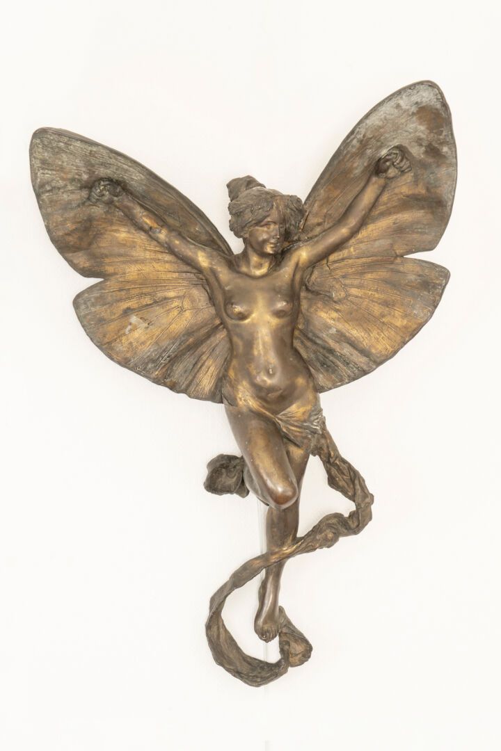 Null FRENCH WORK "Winged Woman". Wall light in copper with gilded patina (accide&hellip;