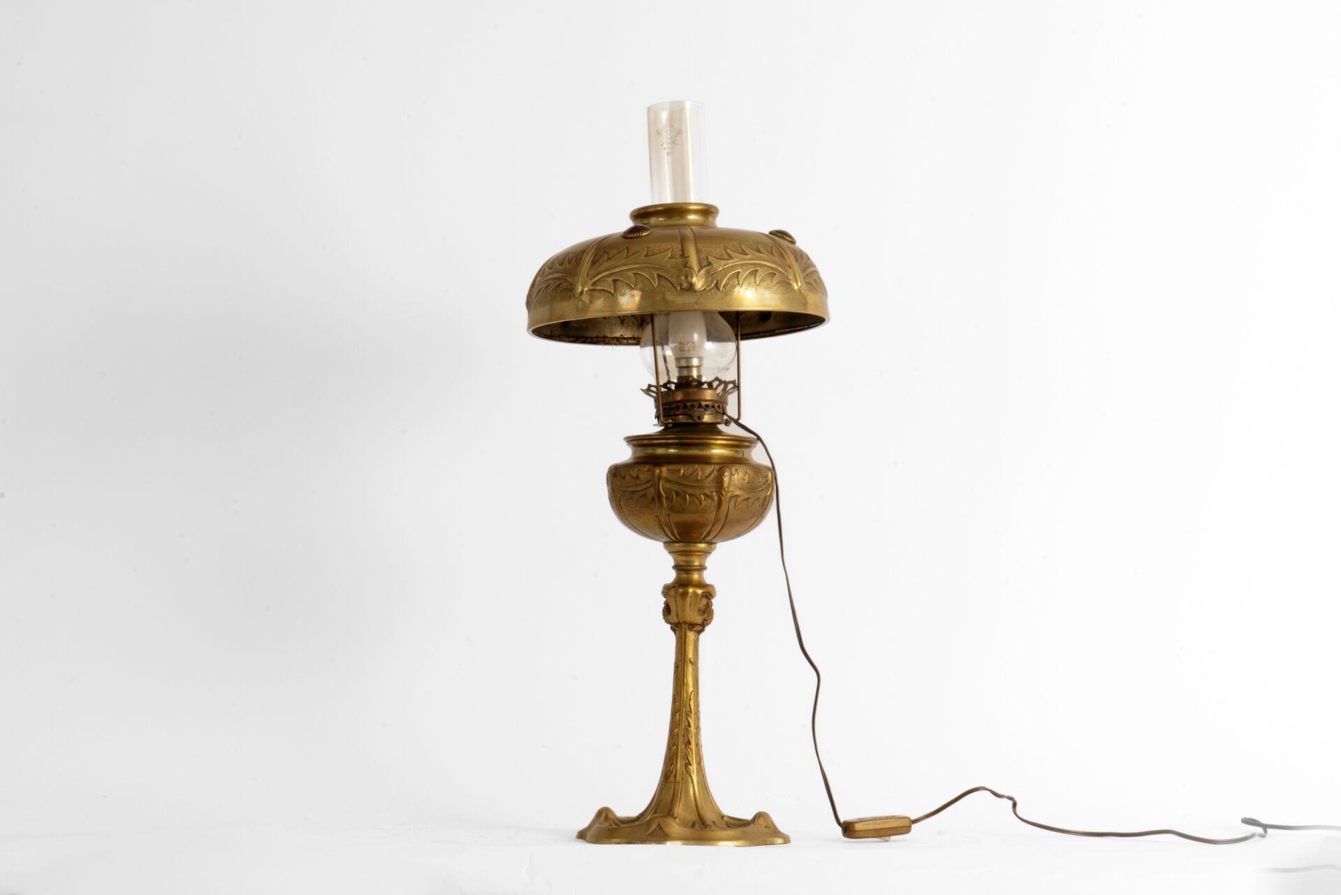 Null TRAVAIL FRANCAIS . Lampe de table à pétrole en bronze doré à décor en léger&hellip;