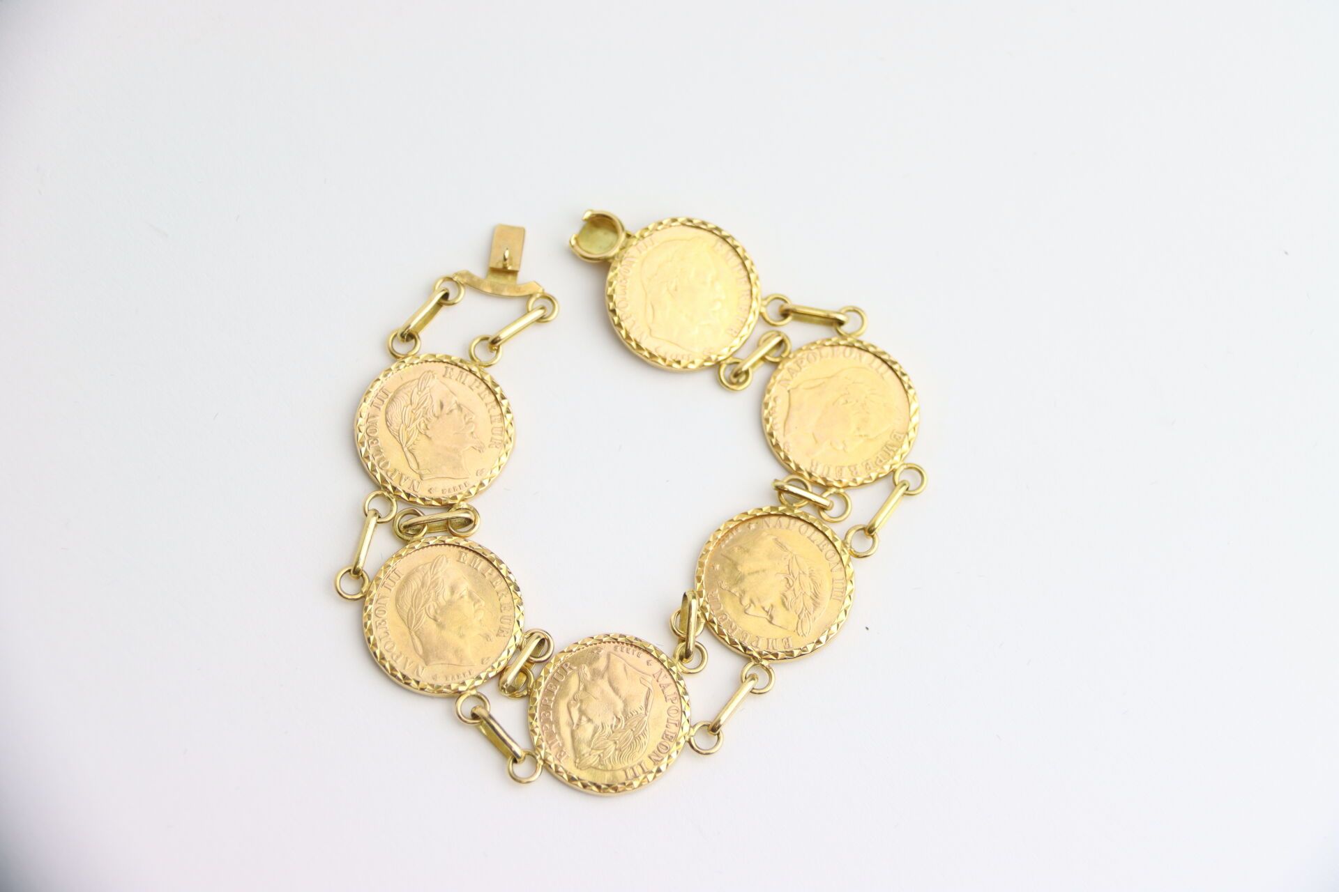 Null Bracelet en or comprenant six pièces de 10 Frcs en or, longueur 20 cm. Poid&hellip;