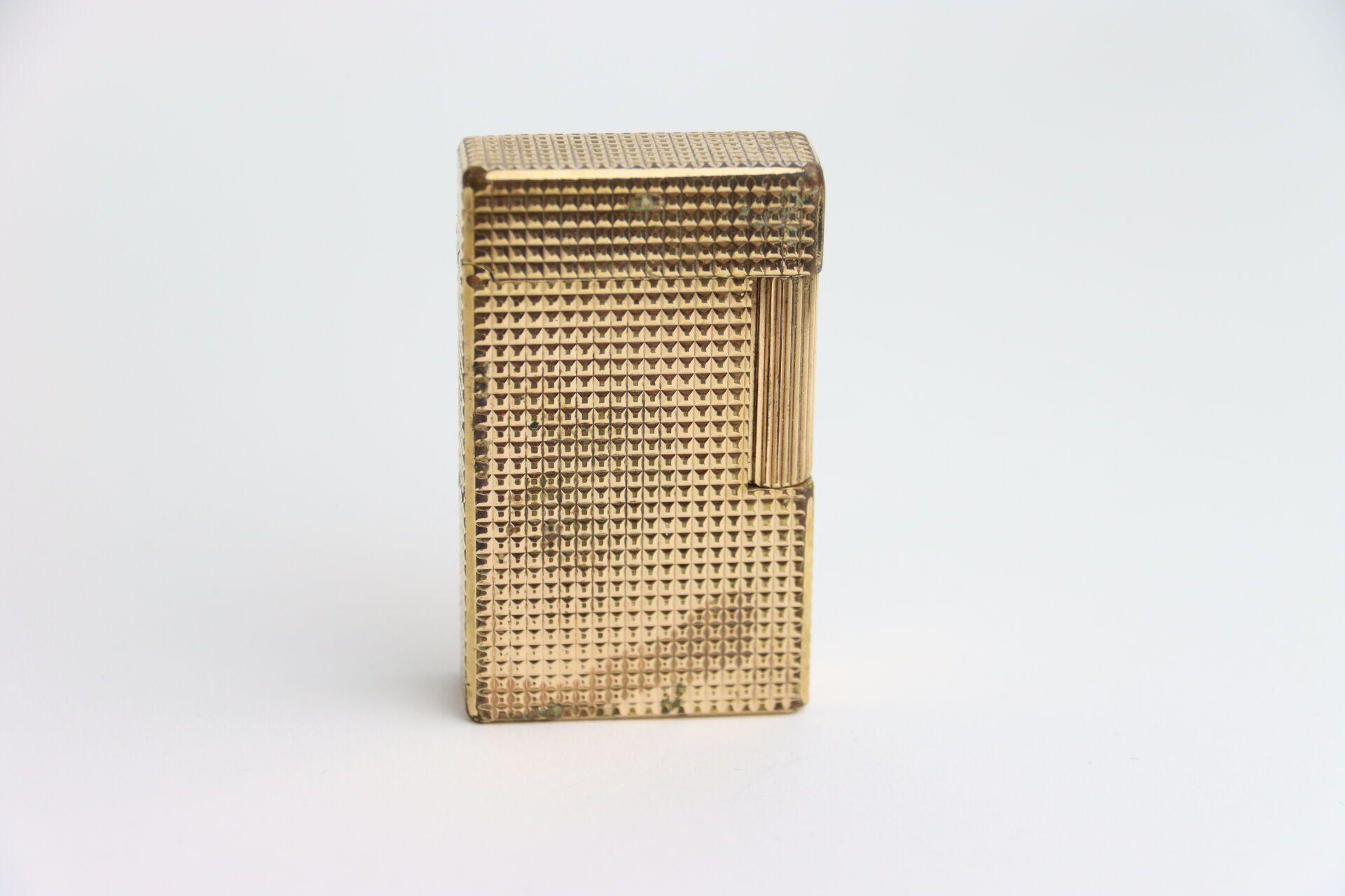 Null Briquet "Dupont" en métal doré, avec étui en cuir.