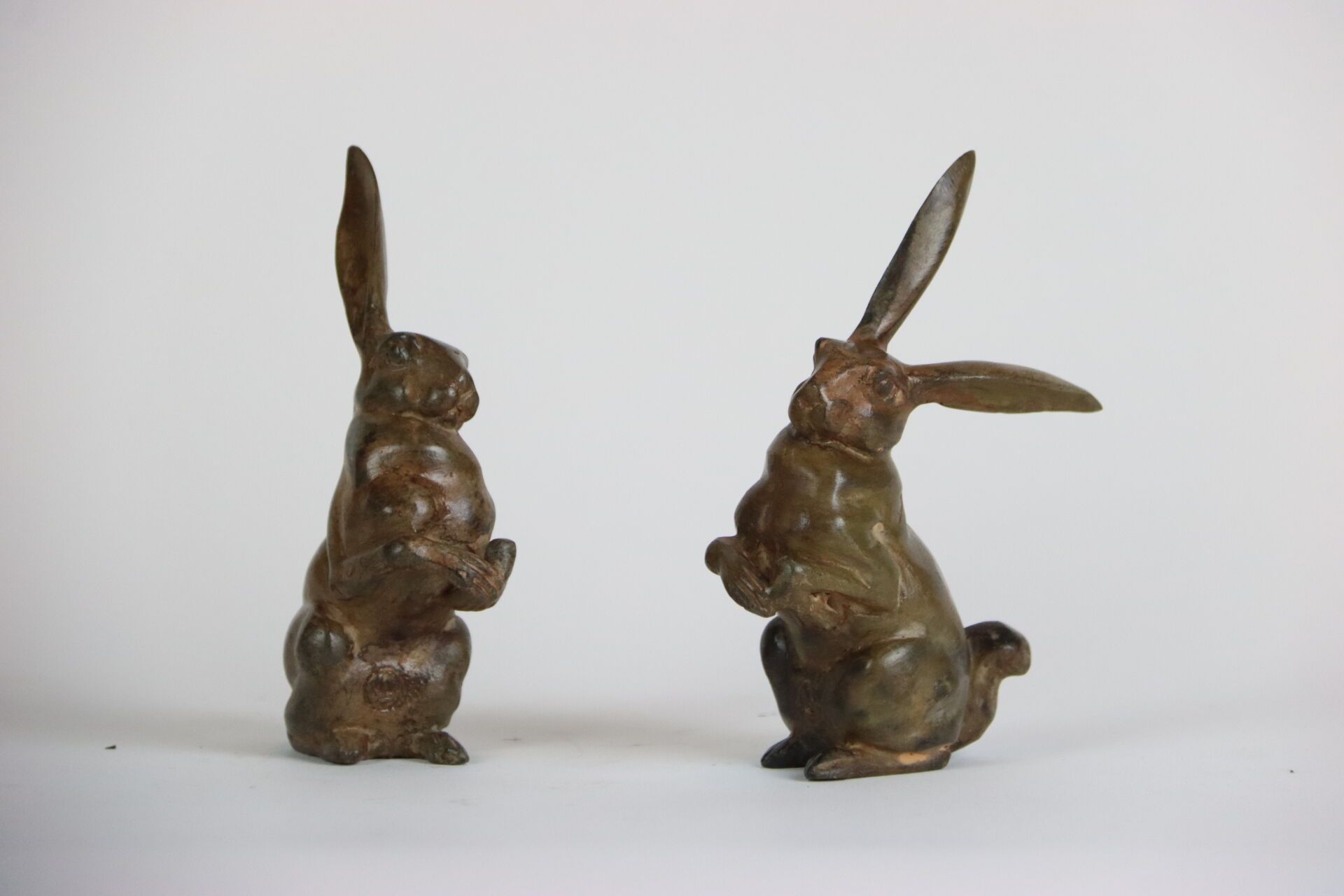 Null 皮埃尔-谢内（二十世纪）。一对青铜兔子，后腿站立。高度：23 厘米