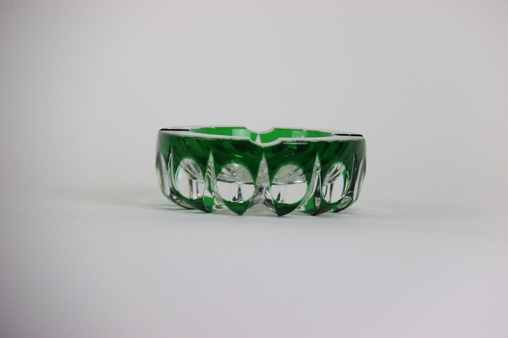 Null SAINT-LOUIS. Cenicero de cristal tallado incoloro y verde. Firmado en el pu&hellip;
