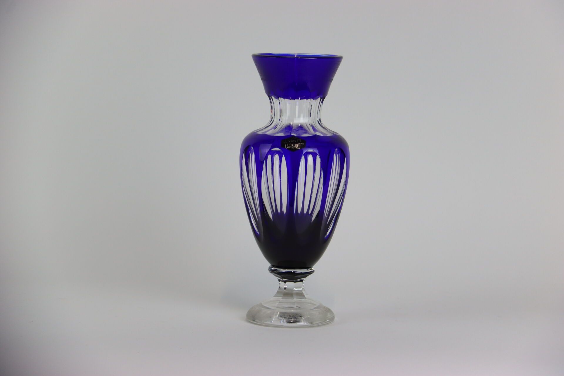 Null SAINT-LOUIS. Vase en cristal taillé incolore bleu. Signé à la pointe sous l&hellip;