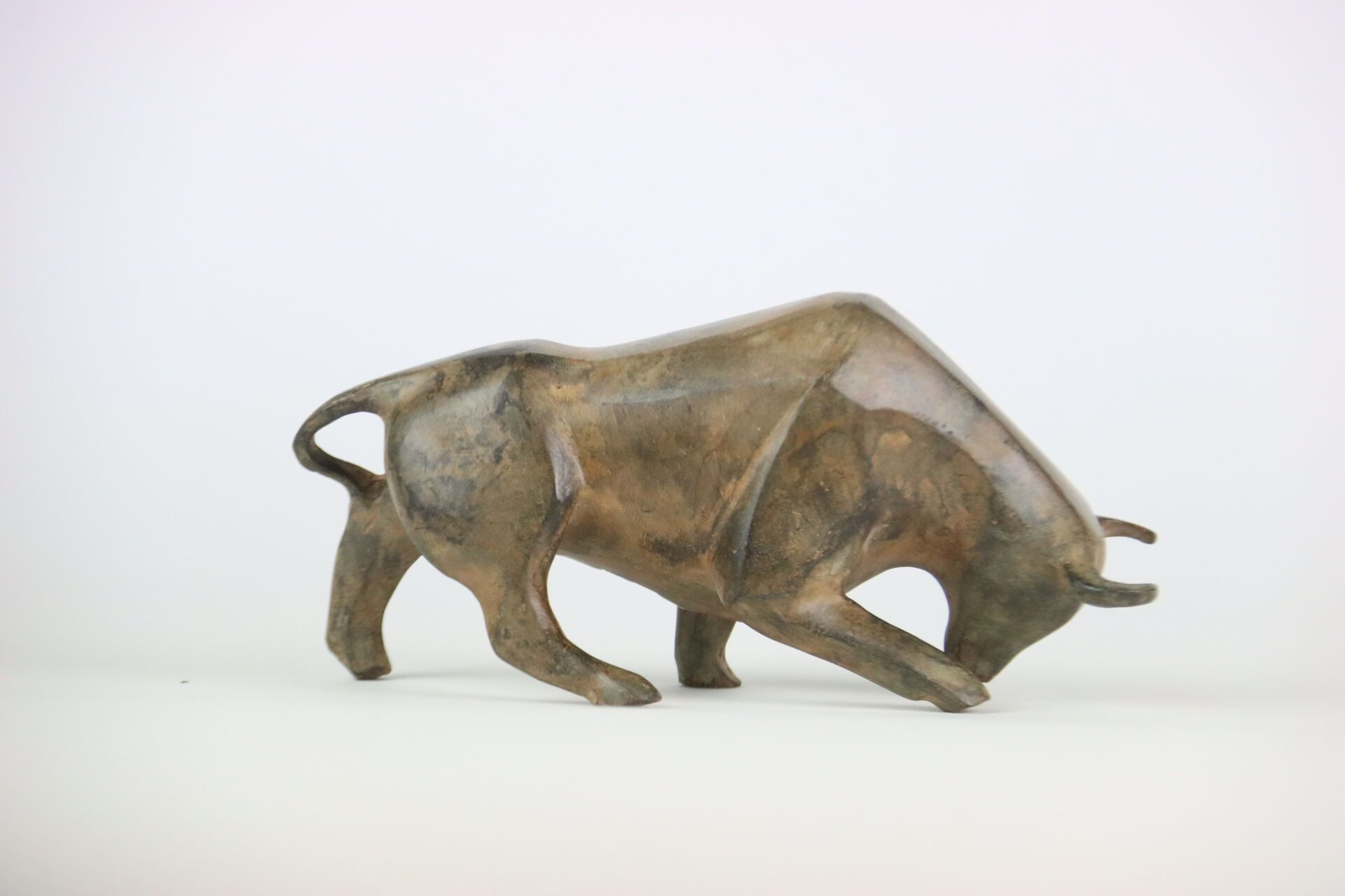 Null Pierre CHENET (siglo XX). Toro. Bronce patinado marrón. Longitud : 23 cm
