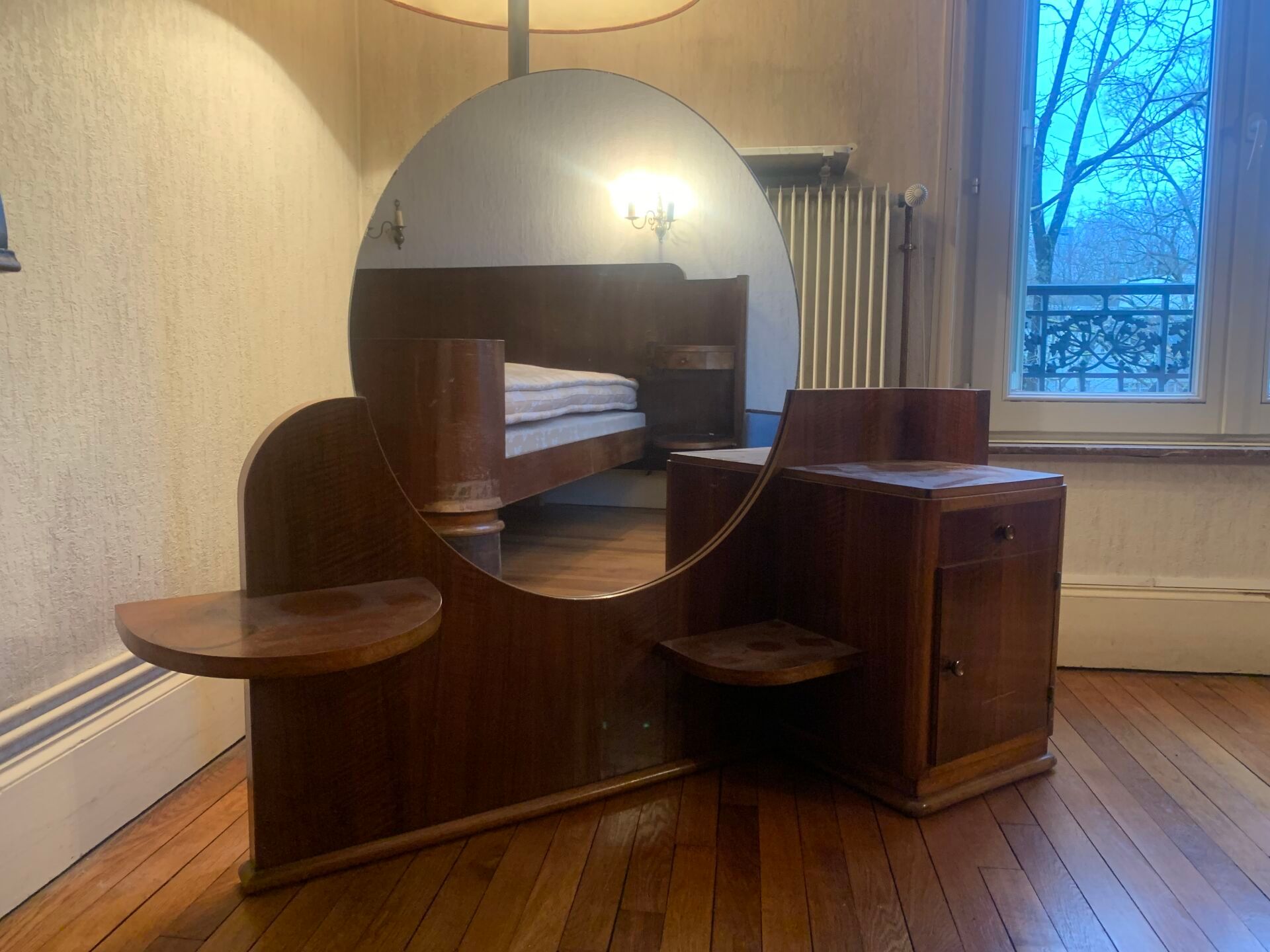 Null Art Deco Zimmer, 30er Jahre, darunter :
- Bett mit integriertem Kopfteil un&hellip;