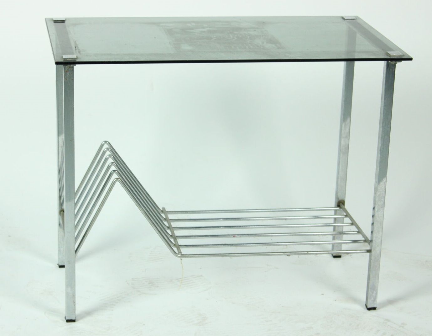Null Tavolino in alluminio e vetro. Dimensioni: 45 x 56 x 33 cm.