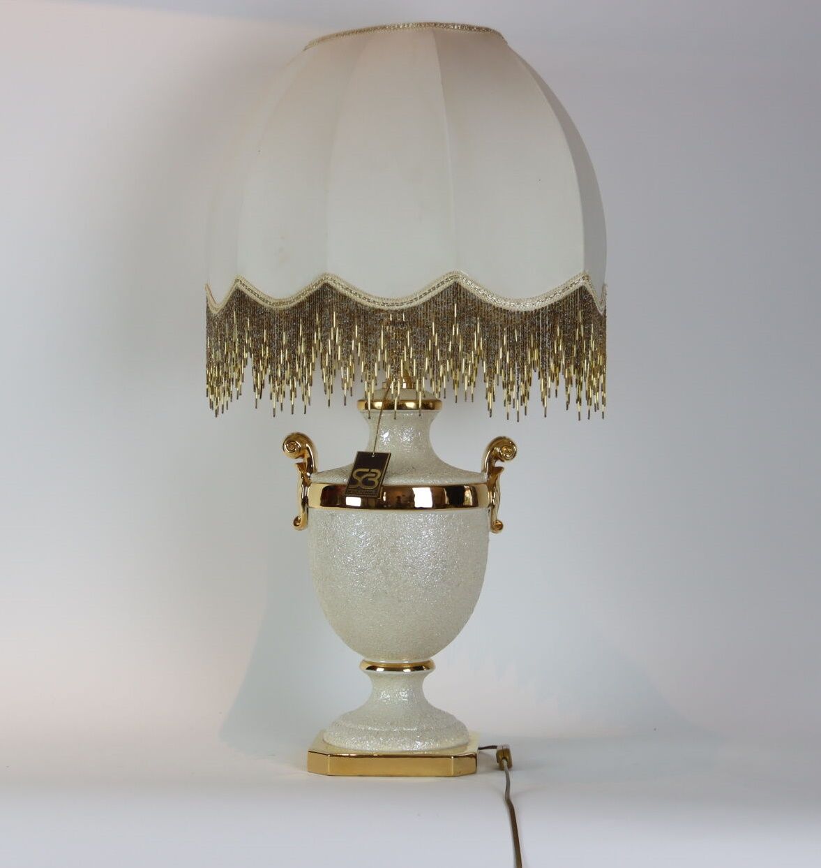Null 一个美第奇形陶瓷花瓶，金色的亮点构成了一盏灯。高度：60 厘米