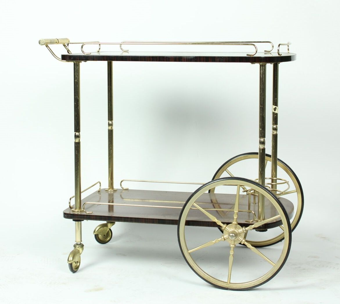 Null 带木质和黄铜脚轮的餐具柜。20 世纪。 尺寸：72 x 79 x 51 厘米。