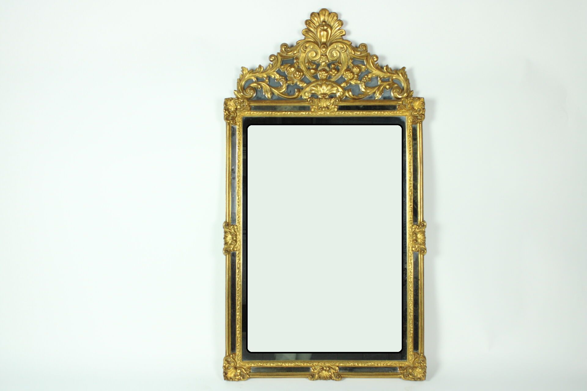 Null Espejo de madera dorada de estilo rococó. Dimensiones: 124 x 68 cm.